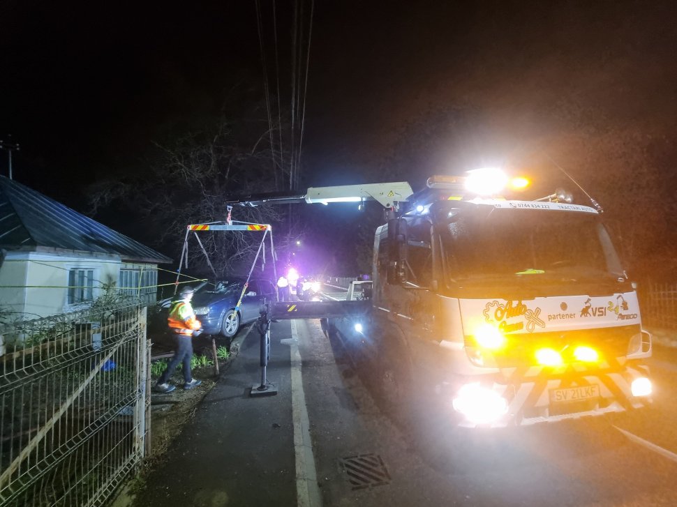 Autoturism scăpat de sub control, proiectat în curtea unor fălticeneni 9850