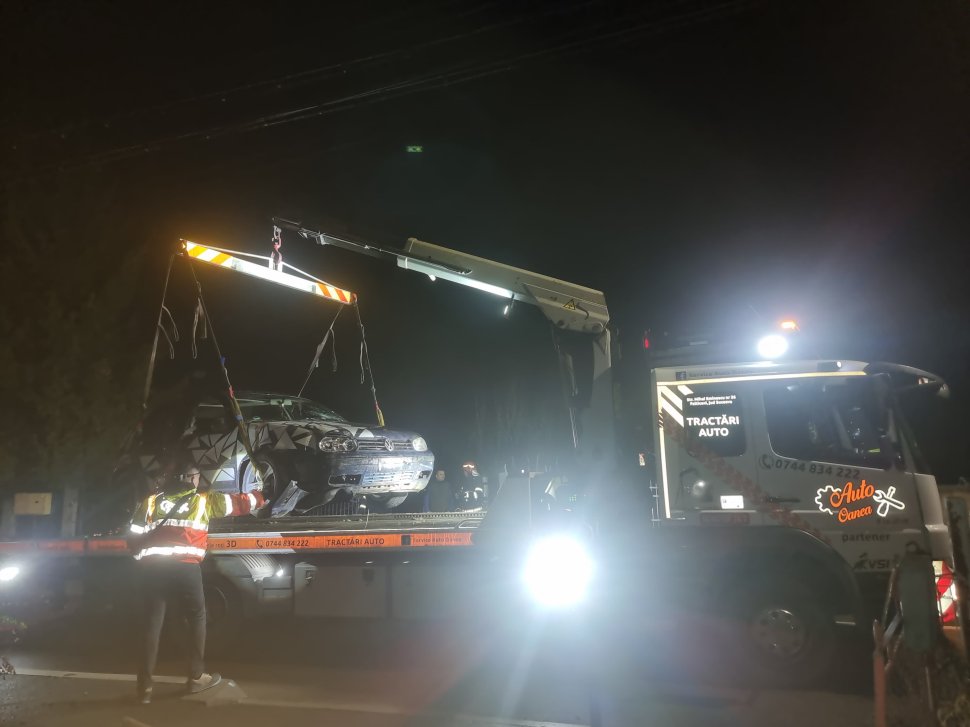 Autoturism scăpat de sub control, proiectat în curtea unor fălticeneni 9851