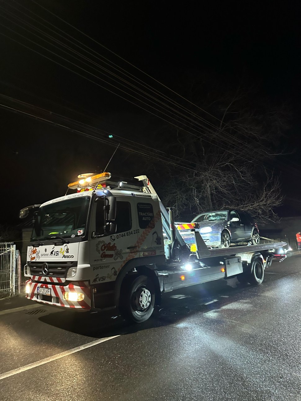 Autoturism scăpat de sub control, proiectat în curtea unor fălticeneni 9852