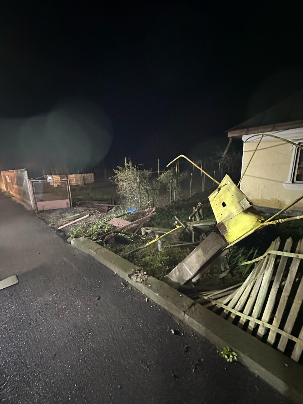 Autoturism scăpat de sub control, proiectat în curtea unor fălticeneni 9853