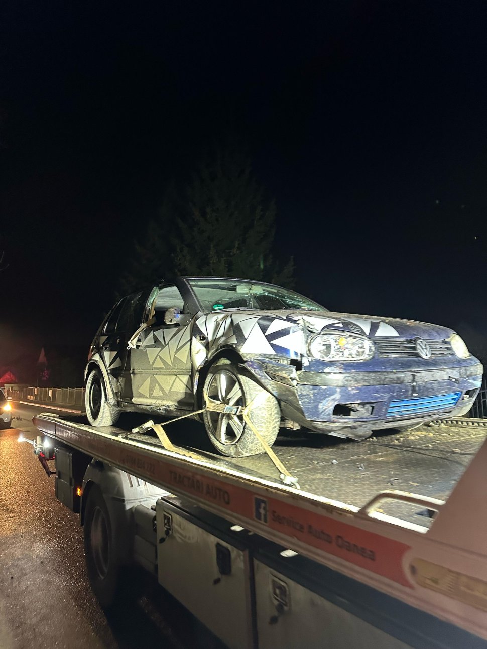 Autoturism scăpat de sub control, proiectat în curtea unor fălticeneni 9854