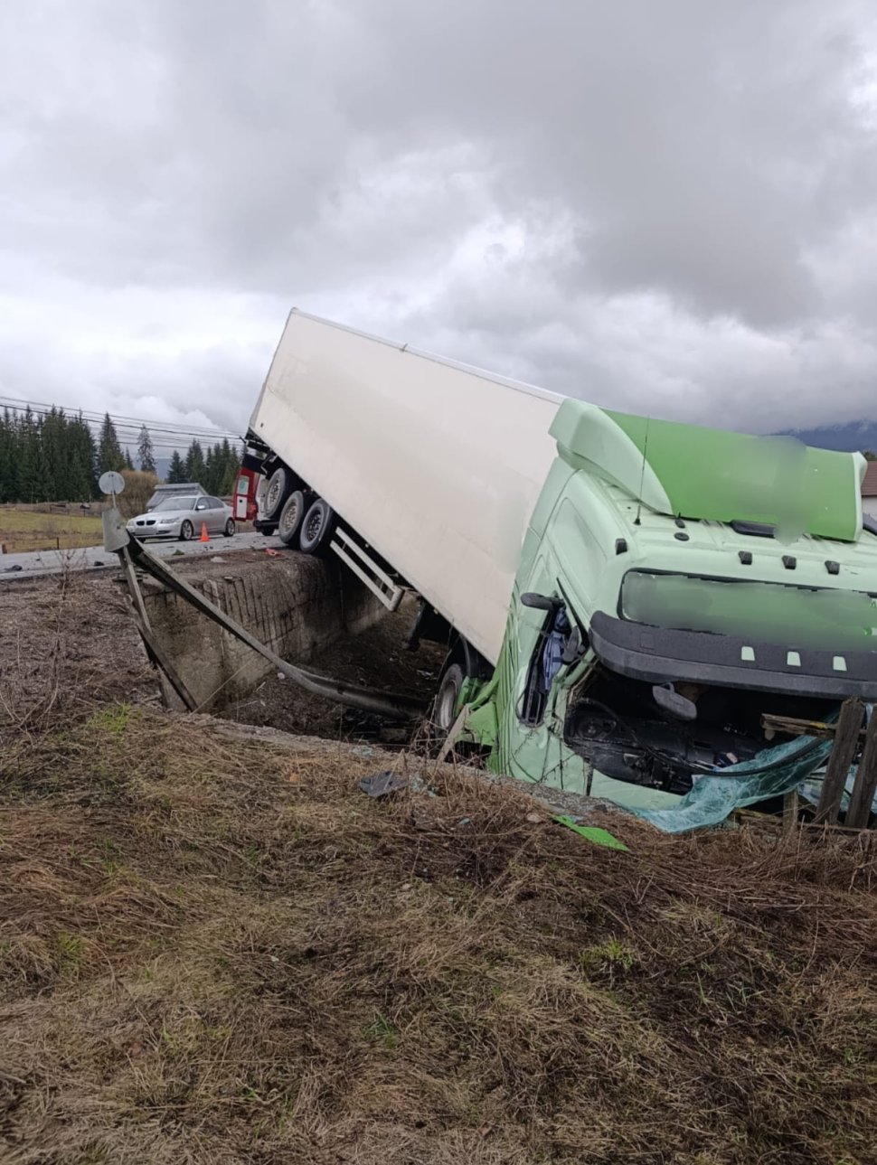 Bărbat decedat într-un accident grav produs între un autoturism și un tir 9860