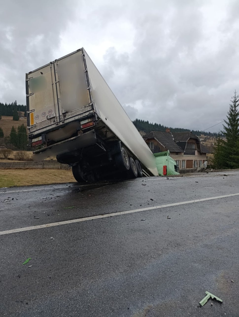 Bărbat decedat într-un accident grav produs între un autoturism și un tir 9861