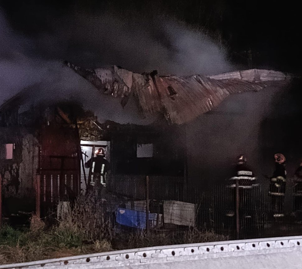 Intervenție cu 7 autospeciale la un incendiu puternic în Arbore 9904