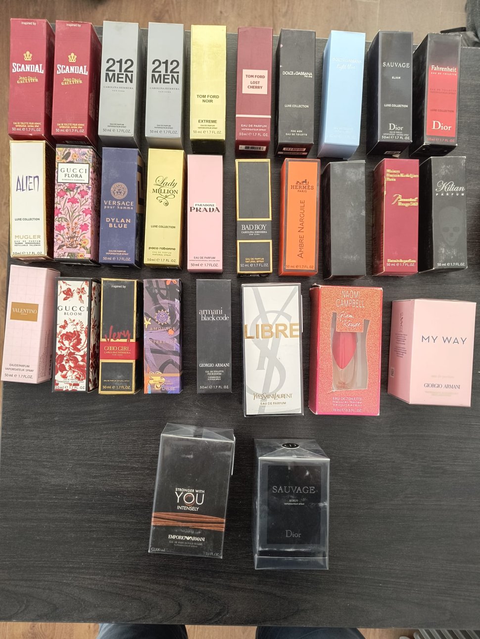 Comercianți de parfumuri și haine contrafăcute, prinși în piața din Vicovu de Sus 9915