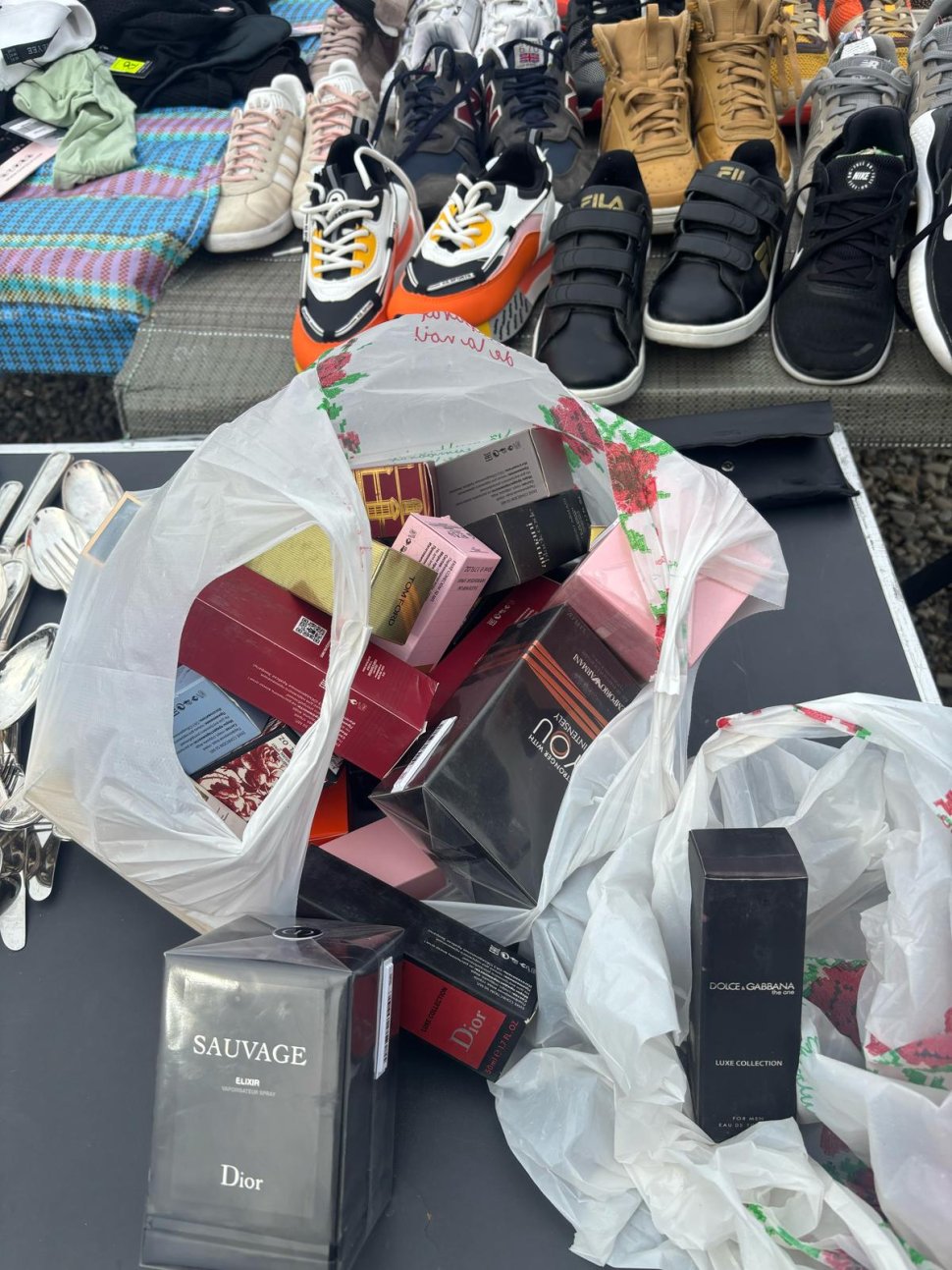 Comercianți de parfumuri și haine contrafăcute, prinși în piața din Vicovu de Sus 9917