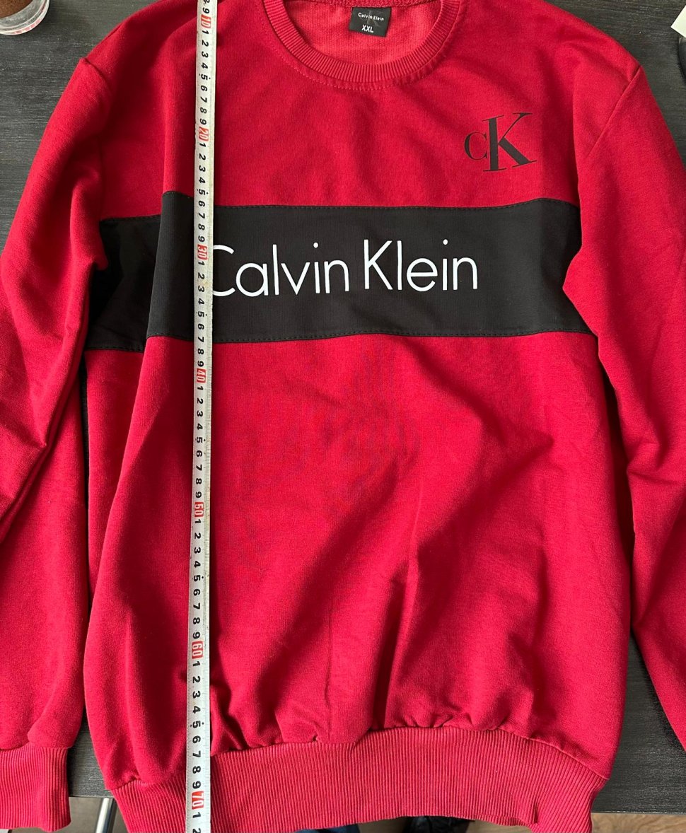 Comercianți de parfumuri și haine contrafăcute, prinși în piața din Vicovu de Sus 9921