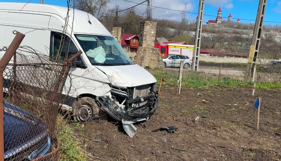 Accident pe drumul DN2, la Roșiori: Doi frați, ale căror soții erau însărcinate, implicați într-o coliziune cu o dubă 10060