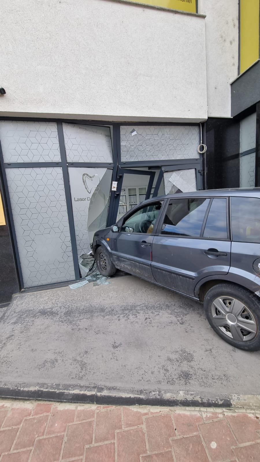 O șoferiță s-a oprit cu mașina în geamul unei clinici dentare 10067