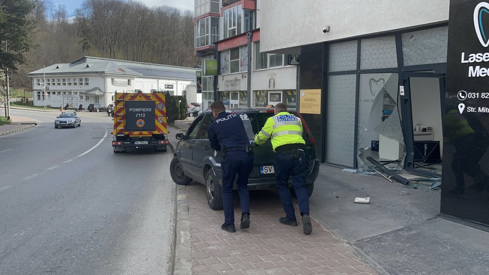 O șoferiță s-a oprit cu mașina în geamul unei clinici dentare 10068