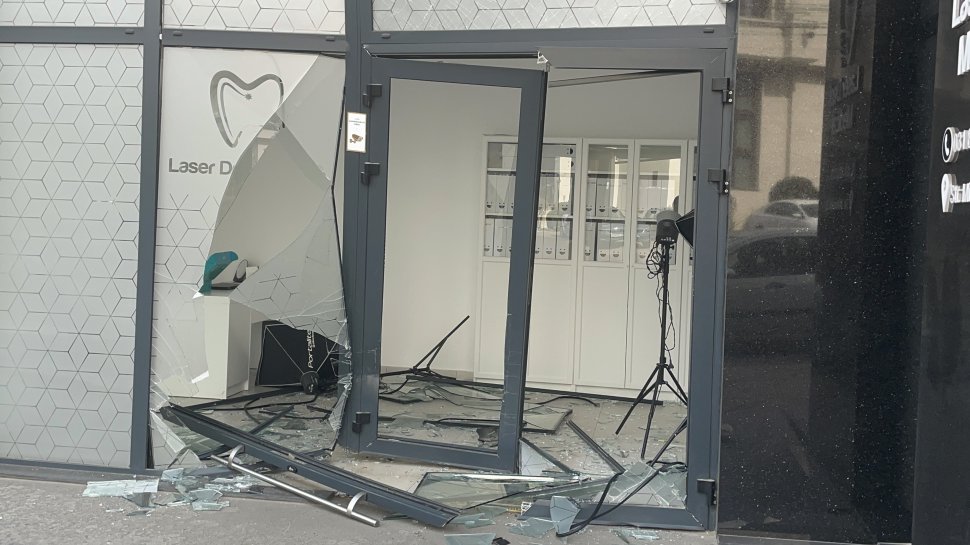 O șoferiță s-a oprit cu mașina în geamul unei clinici dentare 10069