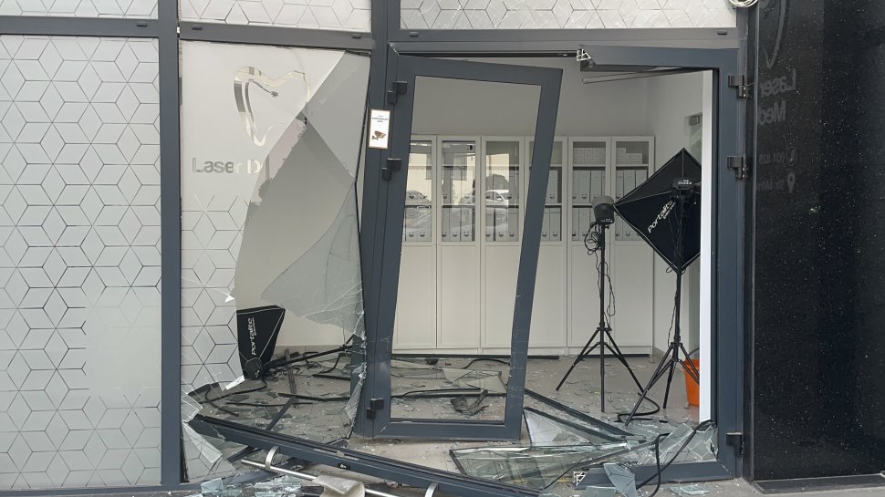 O șoferiță s-a oprit cu mașina în geamul unei clinici dentare 10070