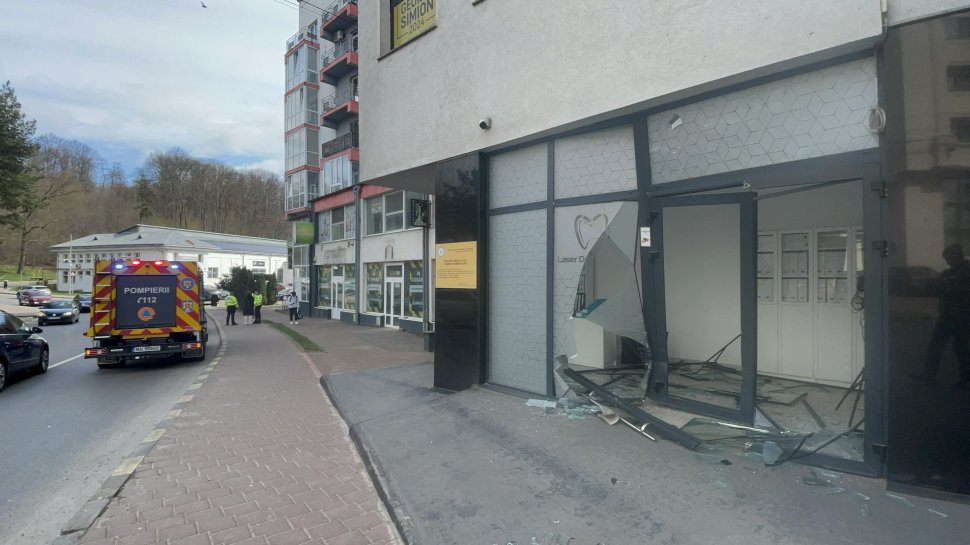 O șoferiță s-a oprit cu mașina în geamul unei clinici dentare 10072