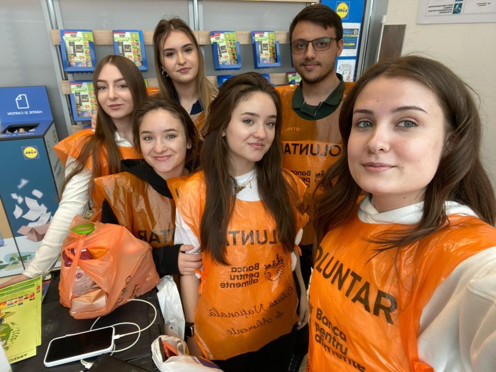 Sucevenii au donat peste 6 tone de alimente pentru colecta de Paște  10090