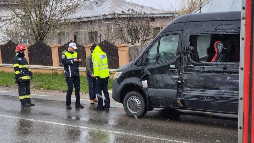 Microbuz care efectua ruta Suceava - Iași, implicat într-un accident la Moțca  10126