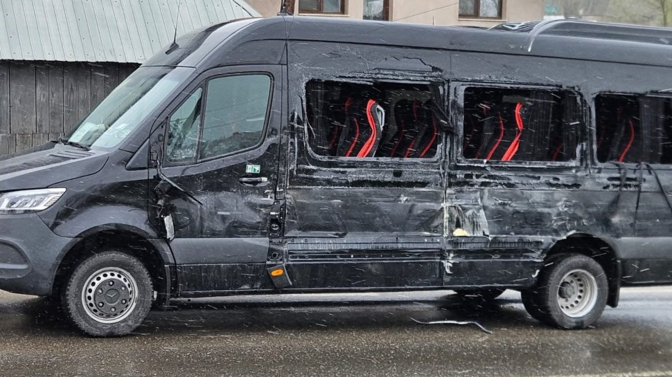 Microbuz care efectua ruta Suceava - Iași, implicat într-un accident la Moțca  10127