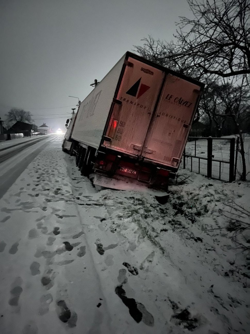 Ninsoarea a cauzat probleme mari șoferilor pe mai multe drumuri ale județului; ce spune prefectul județului despre drumari? 10145