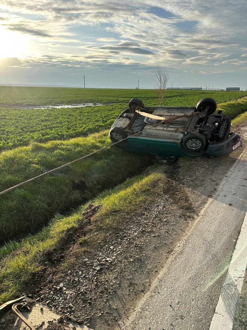 Autoturism răsturnat în șanț, la Spătărești 10158