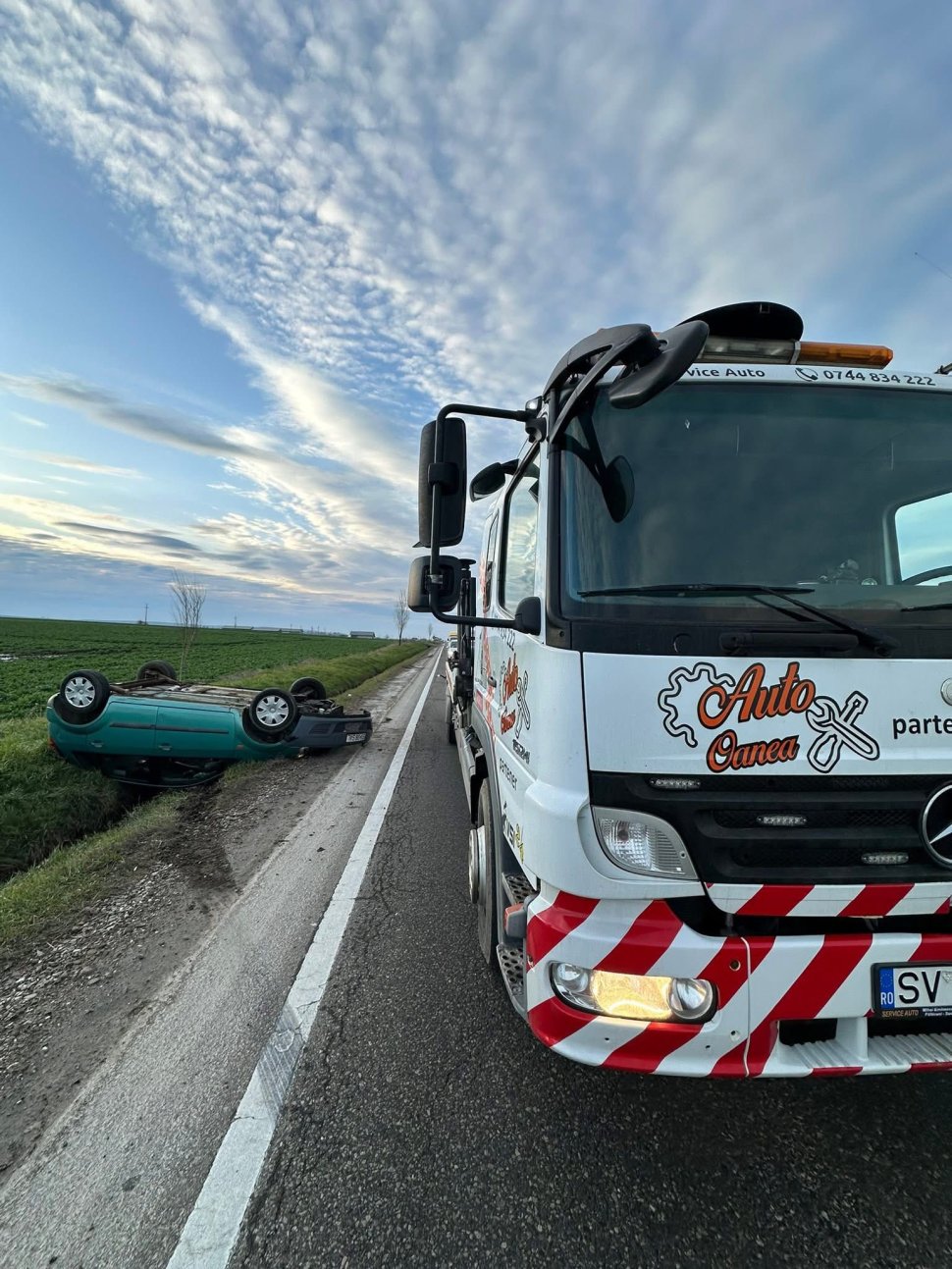 Autoturism răsturnat în șanț, la Spătărești 10160