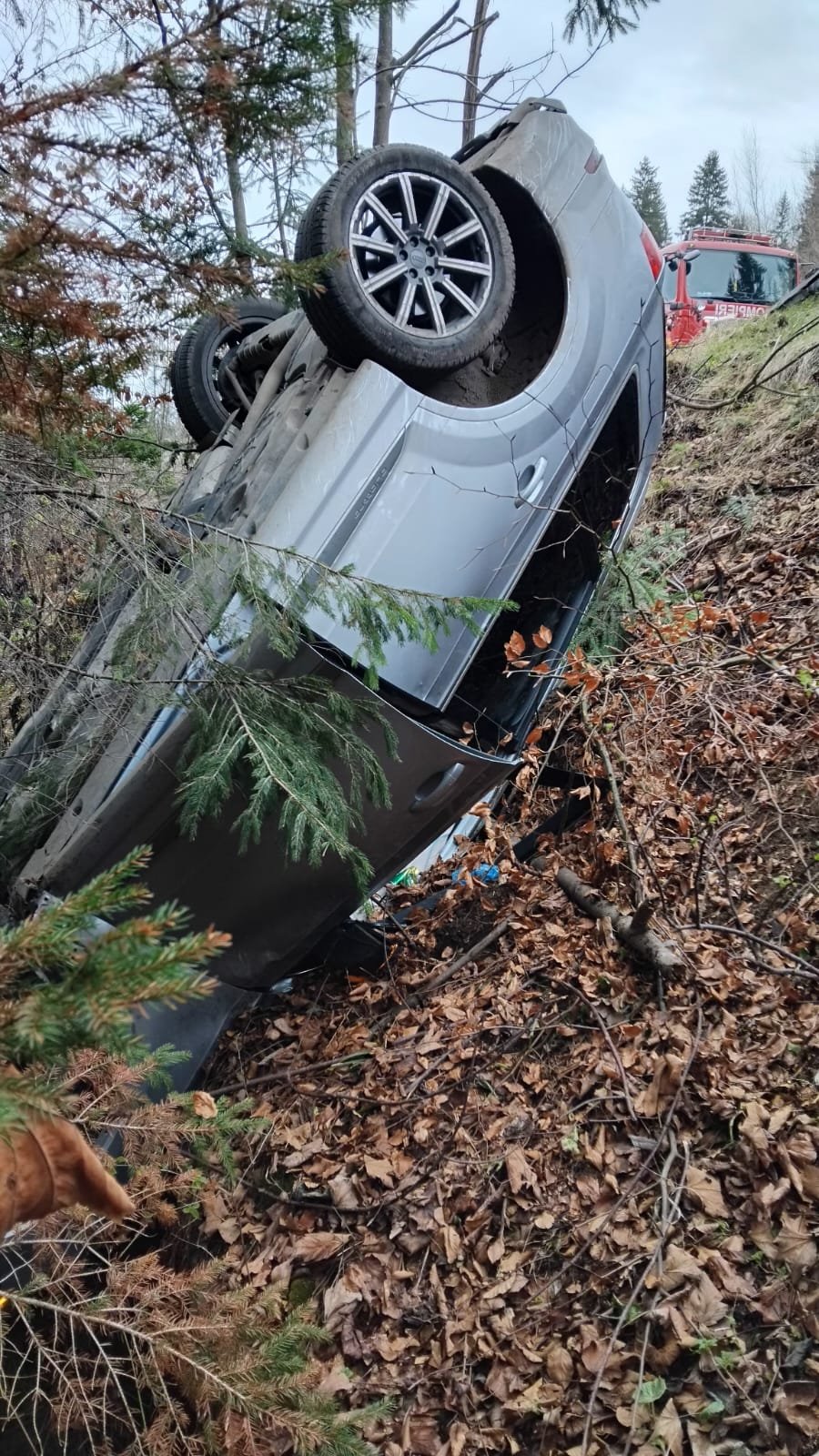 Trei persoane rănite după ce mașina s-a răsturnat într-un șanț, în satul Potoci, Bicaz 10183