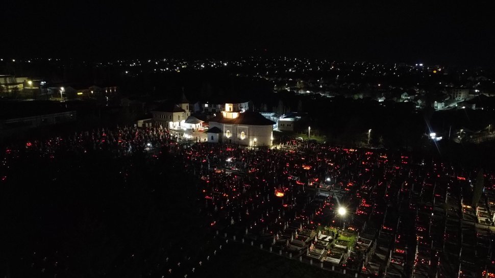 Lumina Sfântă, primită cu bucurie de sutele de credincioși prezenți la Slujba de Înviere 10216