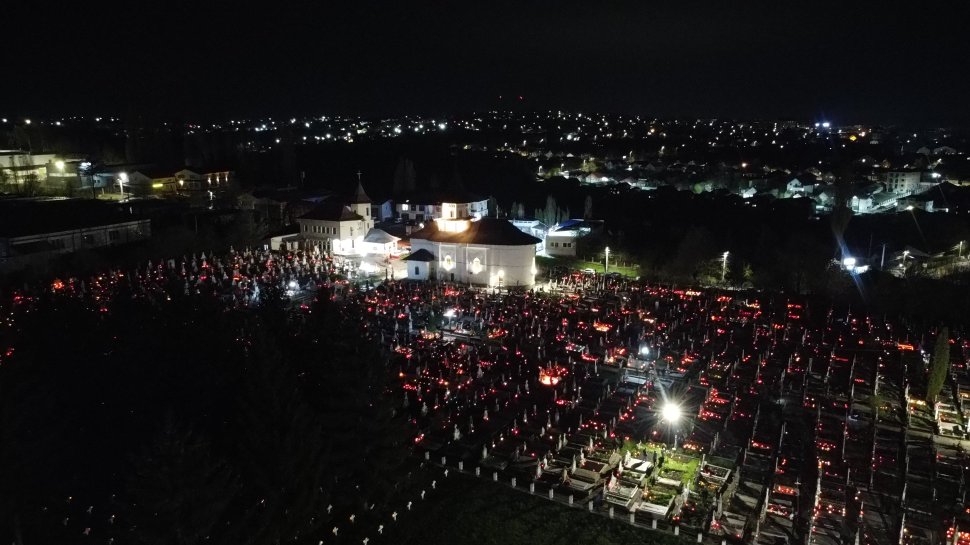 Lumina Sfântă, primită cu bucurie de sutele de credincioși prezenți la Slujba de Înviere 10217