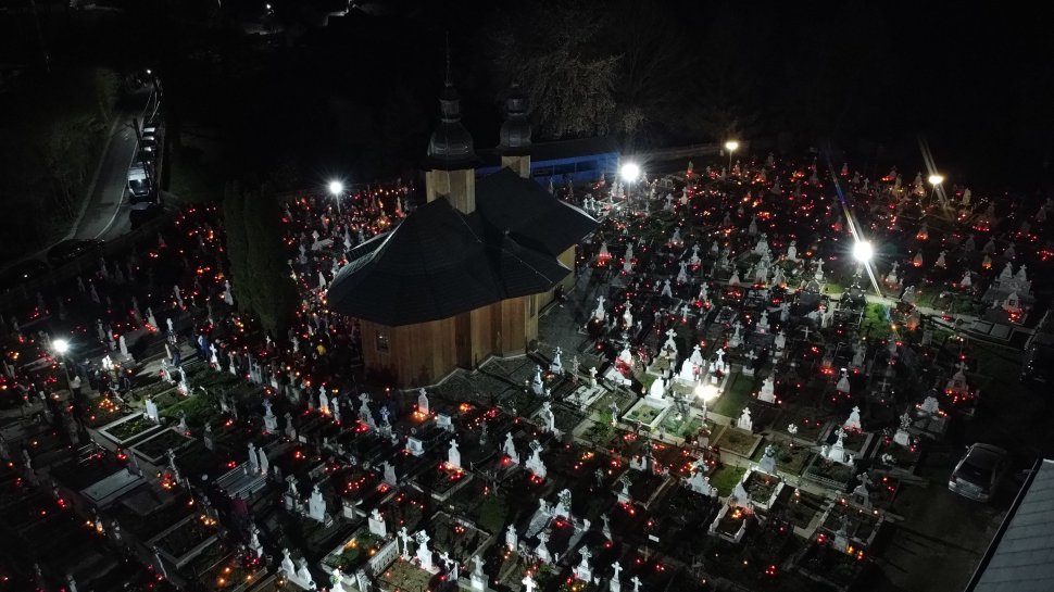 Lumina Sfântă, primită cu bucurie de sutele de credincioși prezenți la Slujba de Înviere 10218