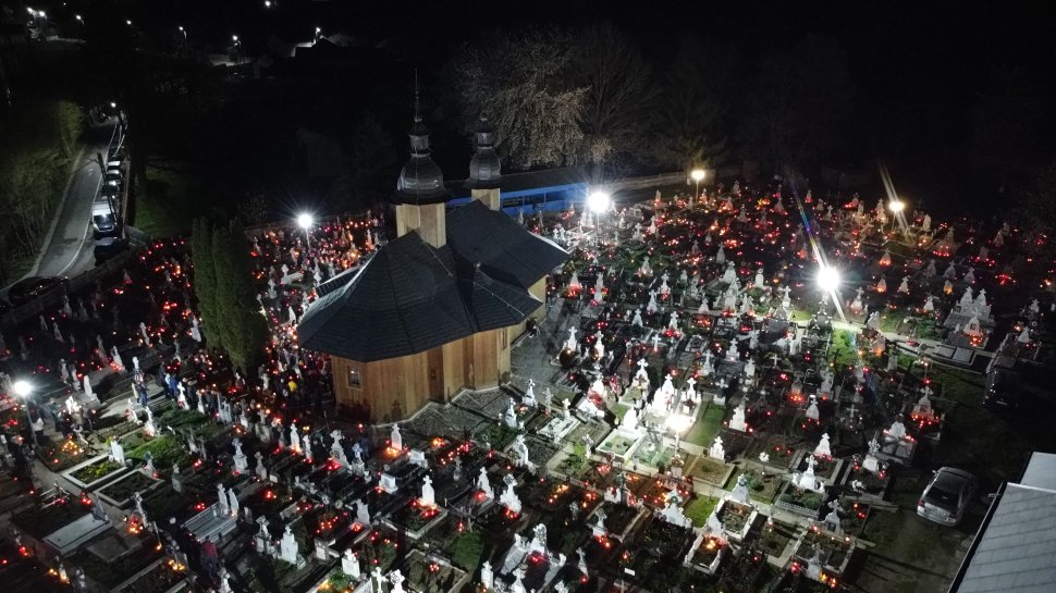 Lumina Sfântă, primită cu bucurie de sutele de credincioși prezenți la Slujba de Înviere 10219