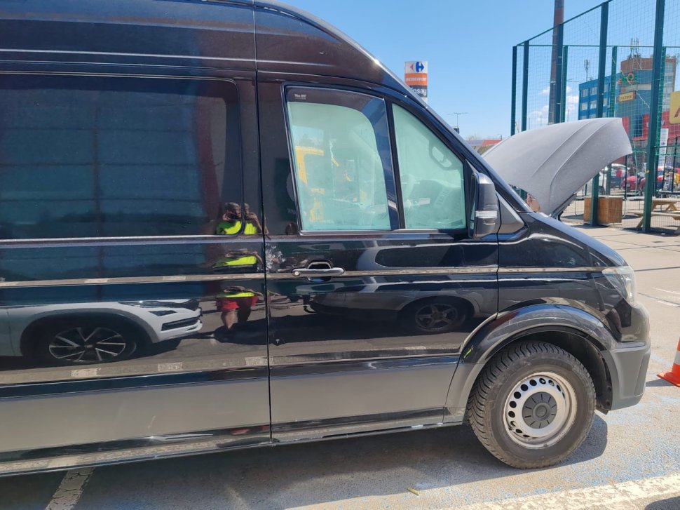 O mașină a luat foc din cauza unui telefon lăsat la încarcat 10229