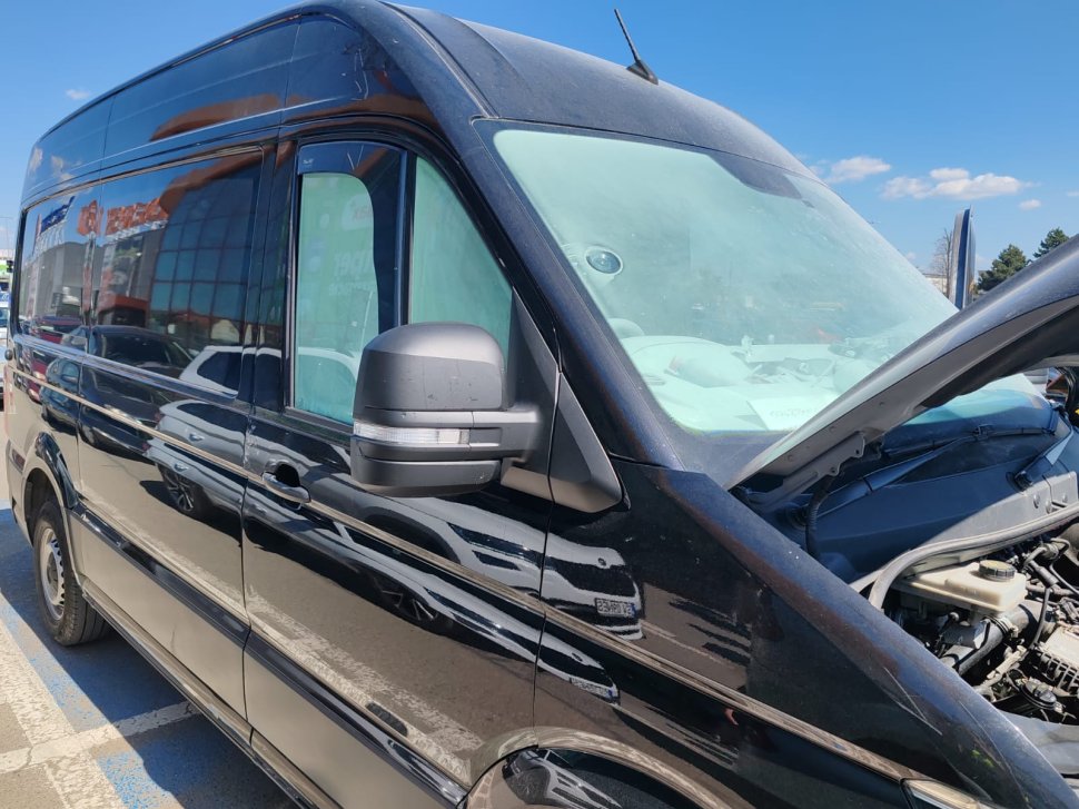 O mașină a luat foc din cauza unui telefon lăsat la încarcat 10230