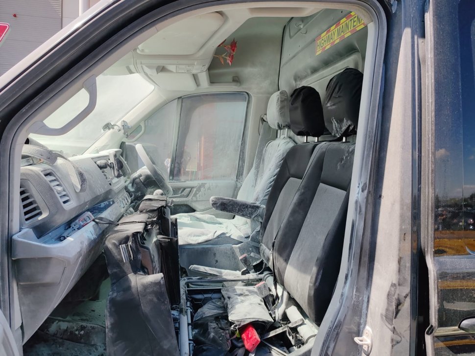 O mașină a luat foc din cauza unui telefon lăsat la încarcat 10231