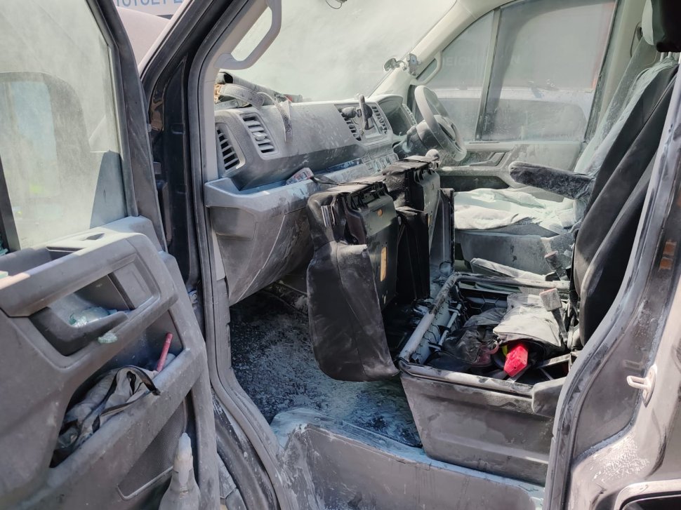 O mașină a luat foc din cauza unui telefon lăsat la încarcat 10232