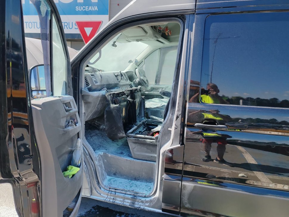 O mașină a luat foc din cauza unui telefon lăsat la încarcat 10233