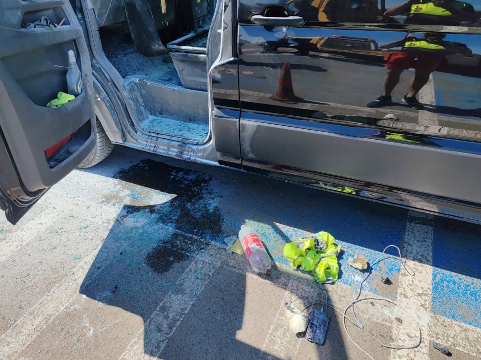 O mașină a luat foc din cauza unui telefon lăsat la încarcat 10234