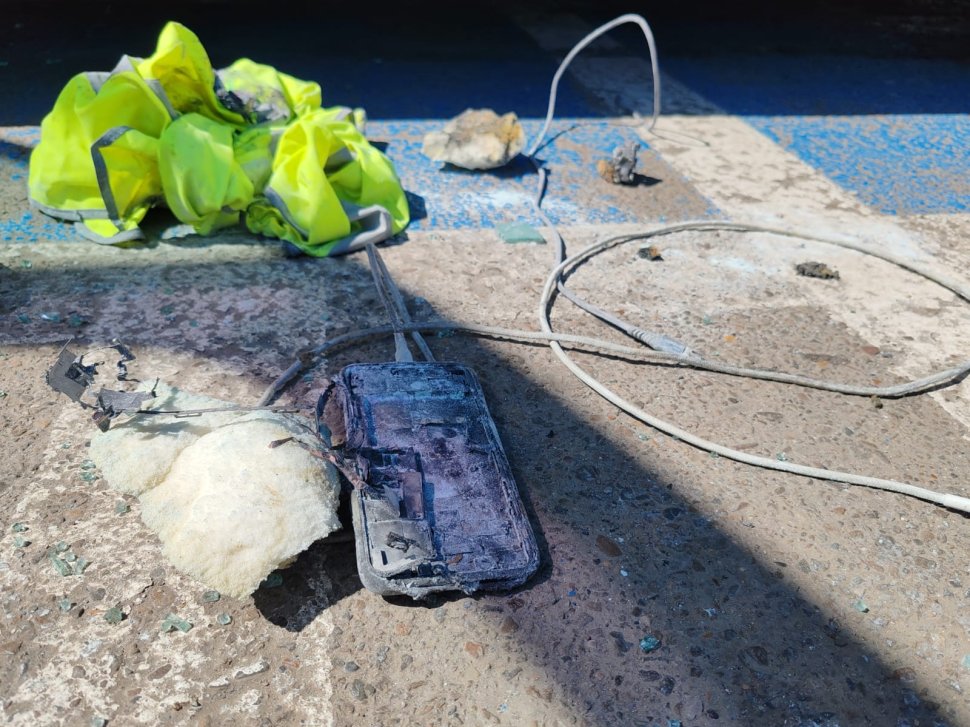 O mașină a luat foc din cauza unui telefon lăsat la încarcat 10235