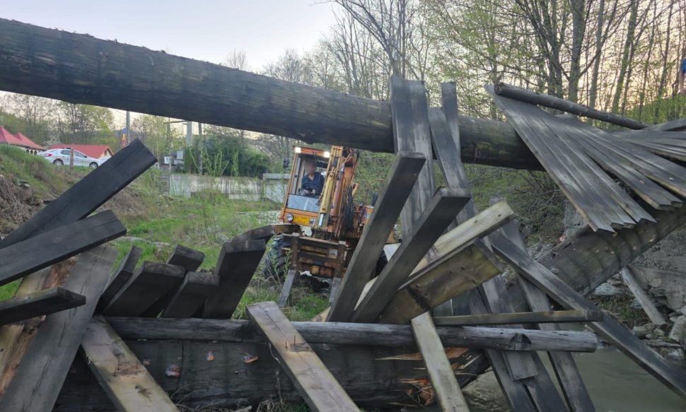 Doi soți, la un pas de moarte după ce podețul construit de ei s-a prăbușit  10240