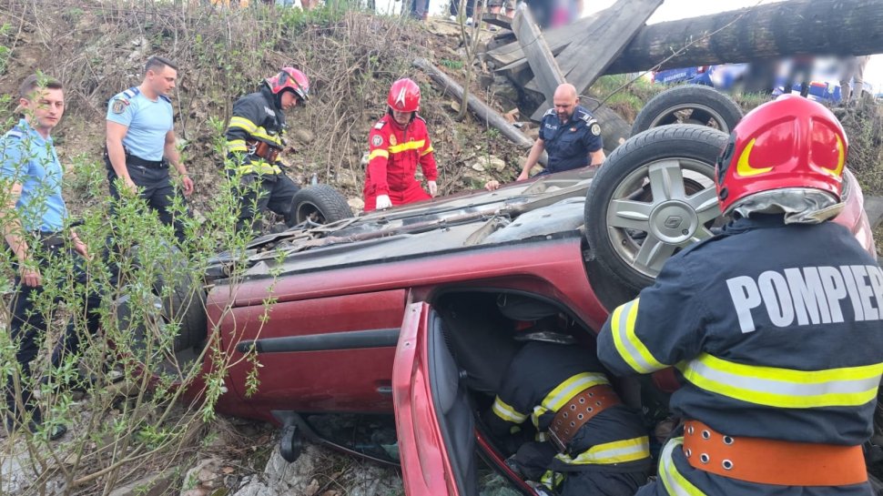 Doi soți, la un pas de moarte după ce podețul construit de ei s-a prăbușit  10241