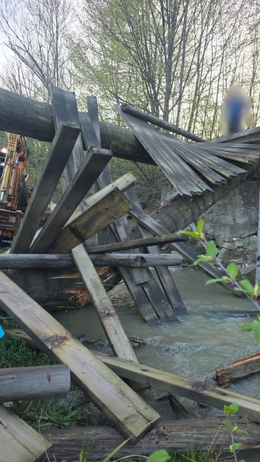 Doi soți, la un pas de moarte după ce podețul construit de ei s-a prăbușit  10242