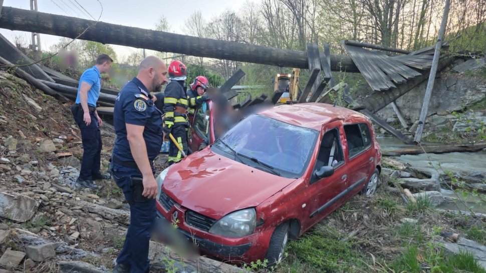 Doi soți, la un pas de moarte după ce podețul construit de ei s-a prăbușit  10243