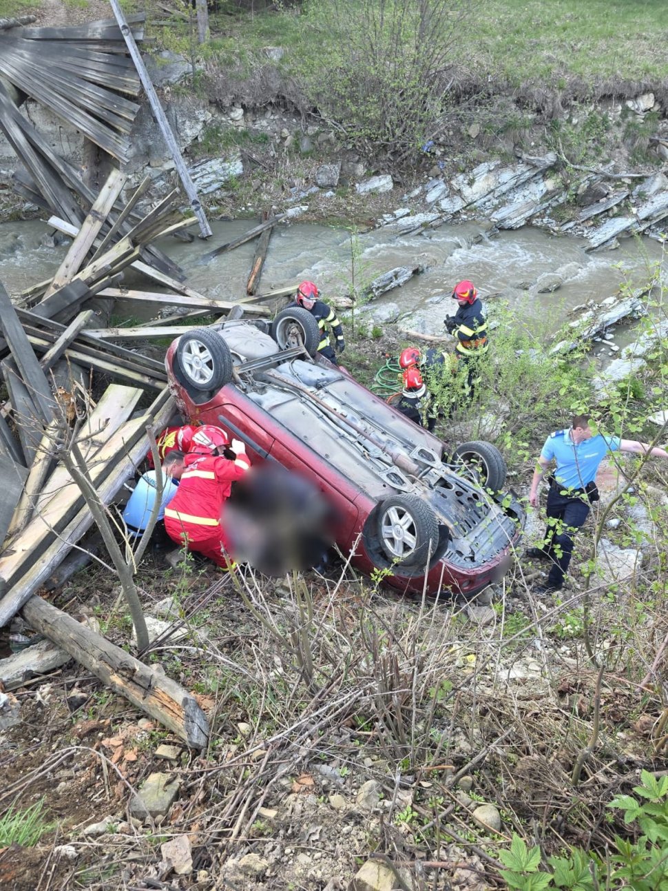 Doi soți, la un pas de moarte după ce podețul construit de ei s-a prăbușit  10244