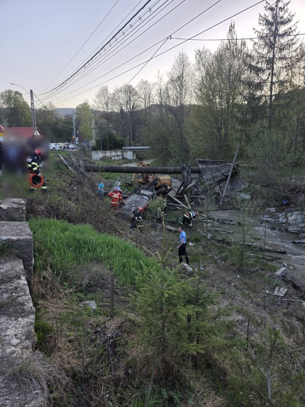 Doi soți, la un pas de moarte după ce podețul construit de ei s-a prăbușit  10245