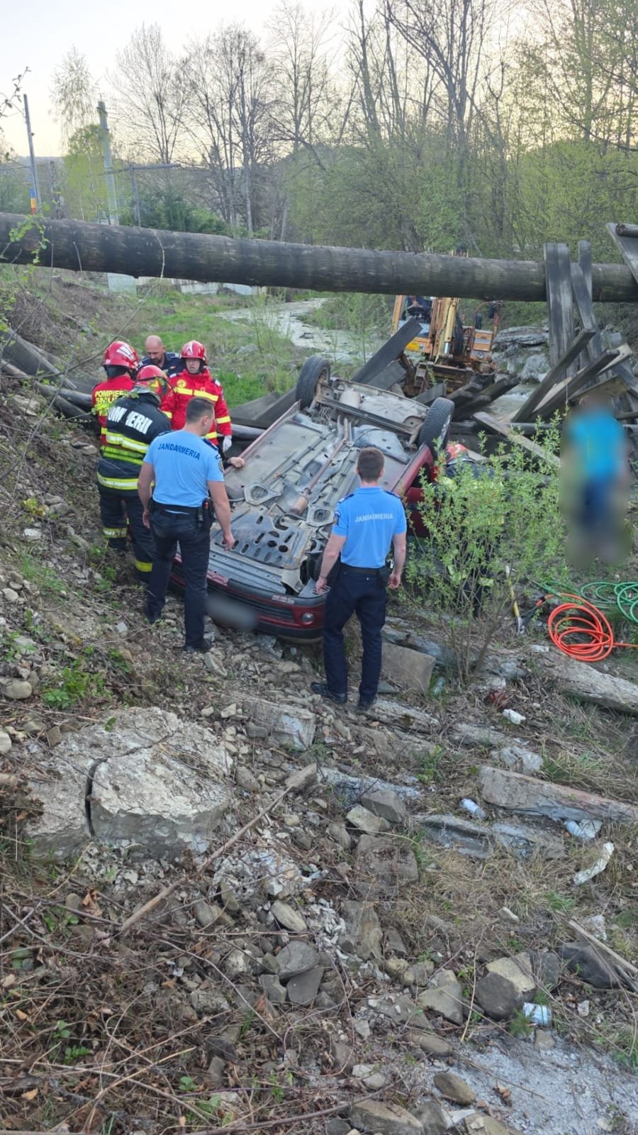 Doi soți, la un pas de moarte după ce podețul construit de ei s-a prăbușit  10246