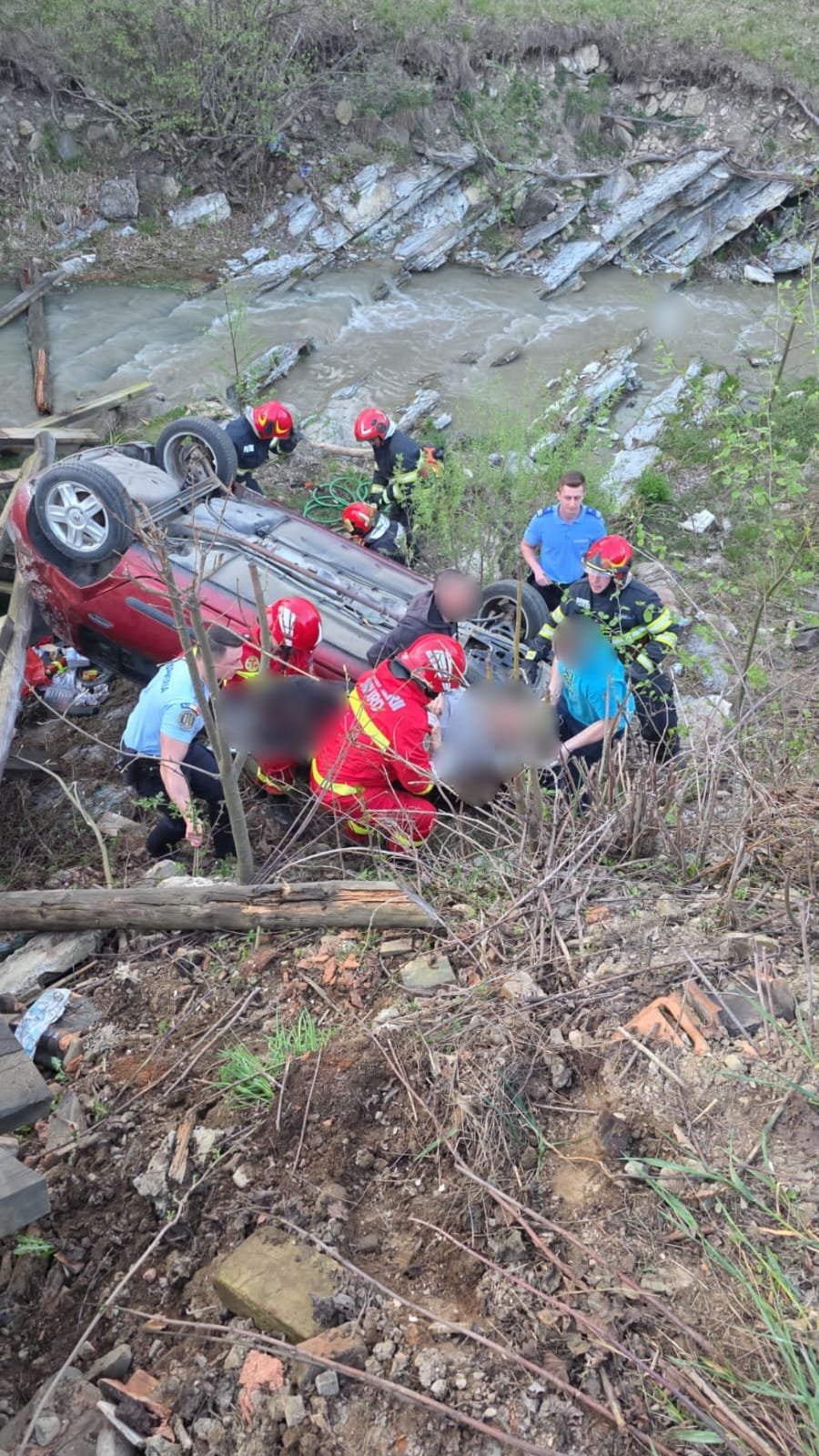 Doi soți, la un pas de moarte după ce podețul construit de ei s-a prăbușit  10248