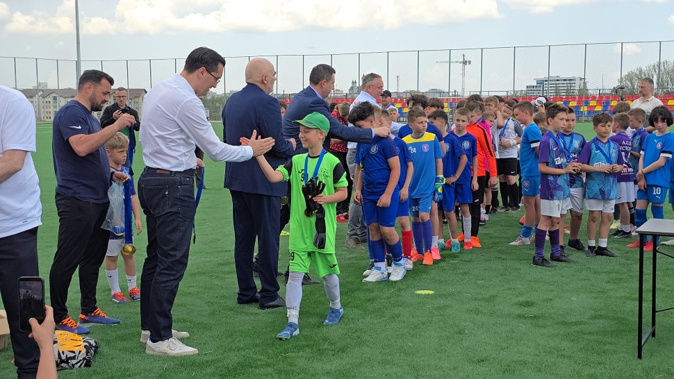 Noua bază sportivă din Suceava, inaugurată în prezența oficialilor Federației Române de Fotbal 10280