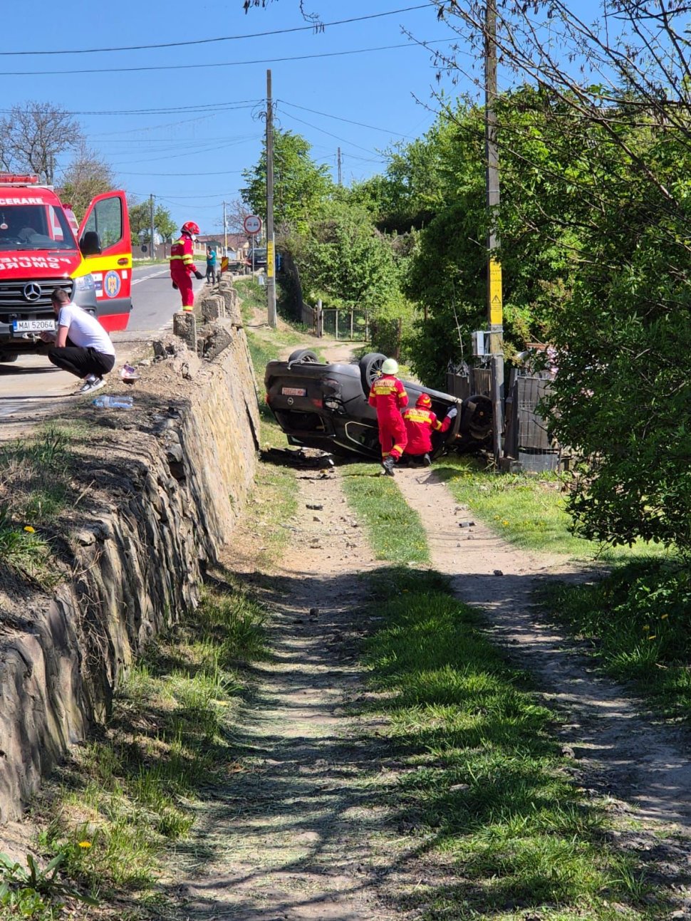 Un șofer s-a răsturnat cu mașina pe cupolă, la Adâncata 10318