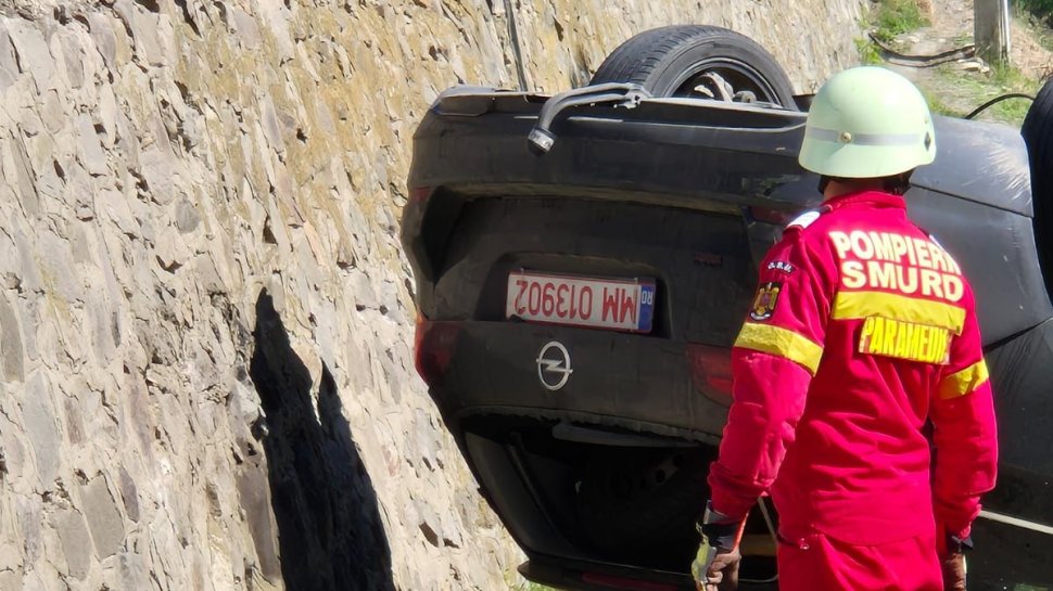 Un șofer s-a răsturnat cu mașina pe cupolă, la Adâncata 10319