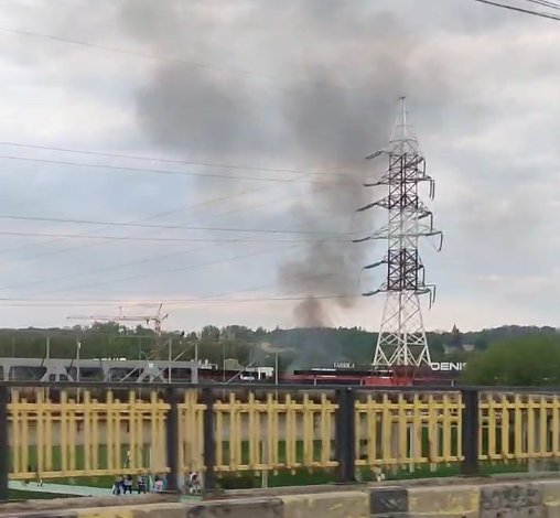 Fum dens peste Lunca Sucevei, după un incendiu izbucnit în curtea unei fabrici 10325