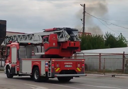 Fum dens peste Lunca Sucevei, după un incendiu izbucnit în curtea unei fabrici 10326