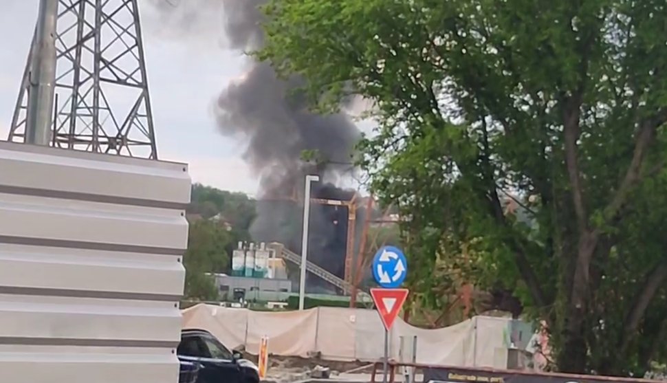 Fum dens peste Lunca Sucevei, după un incendiu izbucnit în curtea unei fabrici 10327