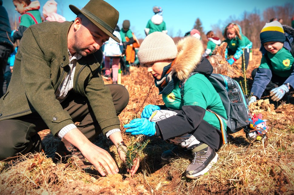 Elevii din Voitinel au plantat copaci alături de silvicultori 10553